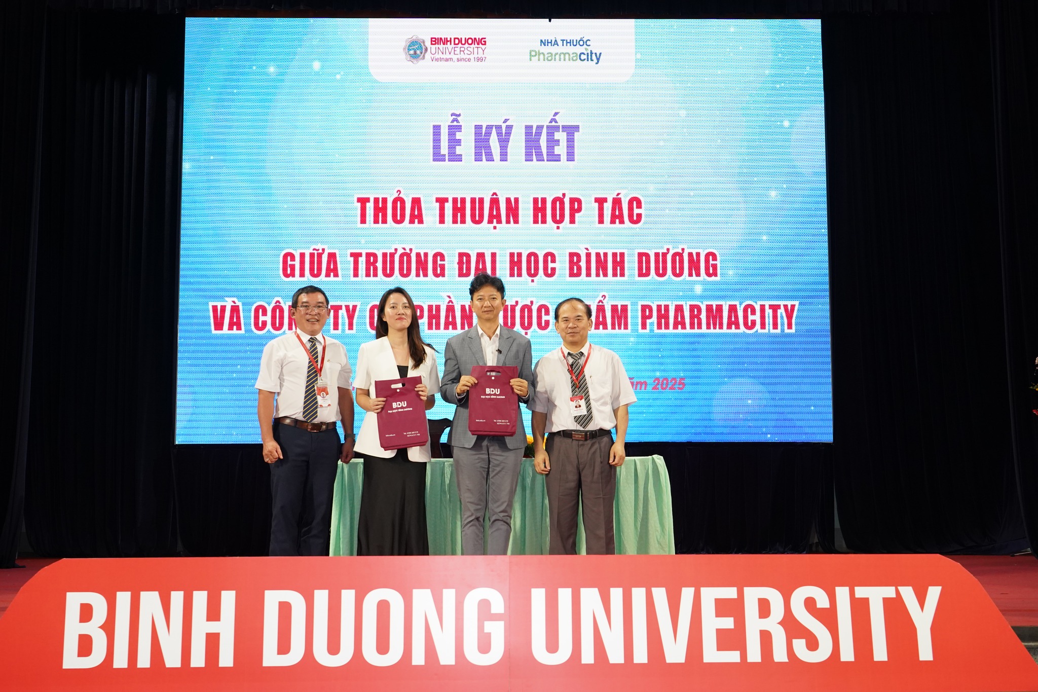 le ky ket thoa thuan hop tac giua truong dai hoc binh duong va cong ty co phan duoc pham pharmacity 2