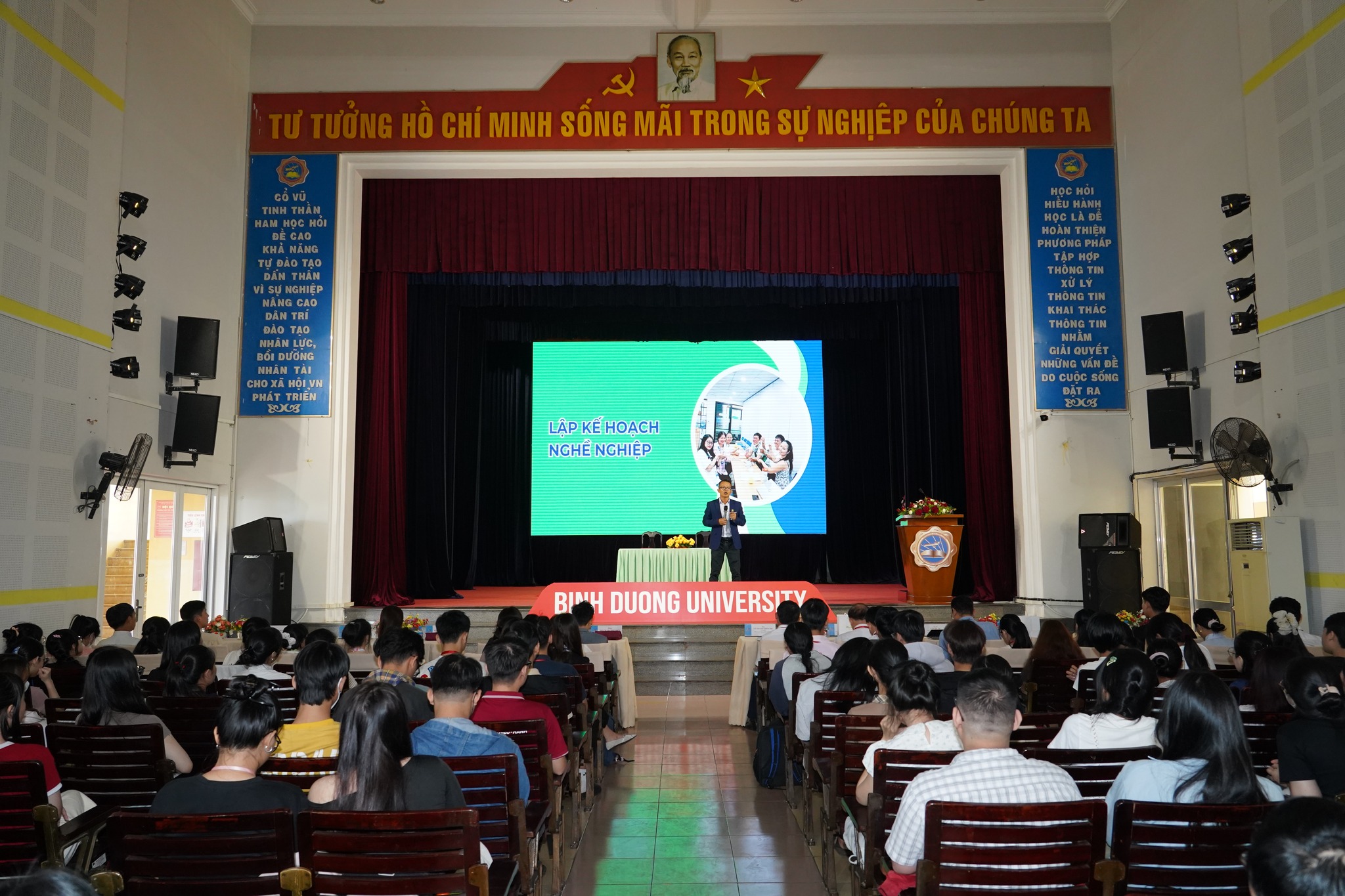 le ky ket thoa thuan hop tac giua truong dai hoc binh duong va cong ty co phan duoc pham pharmacity 9