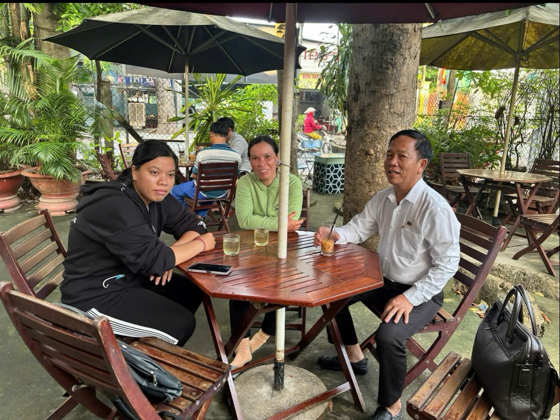 me dat con den truong lam thu tuc nhap hoc tu 4 gio sang 1