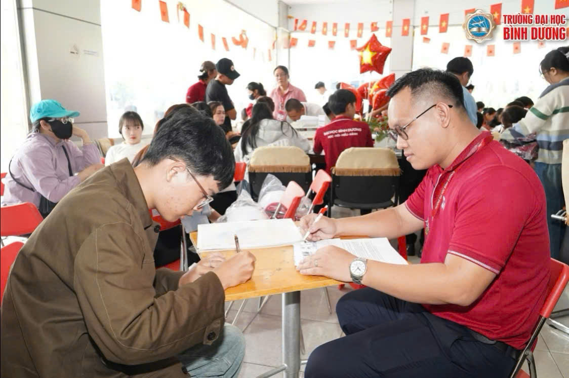 me dat con den truong lam thu tuc nhap hoc tu 4 gio sang 2