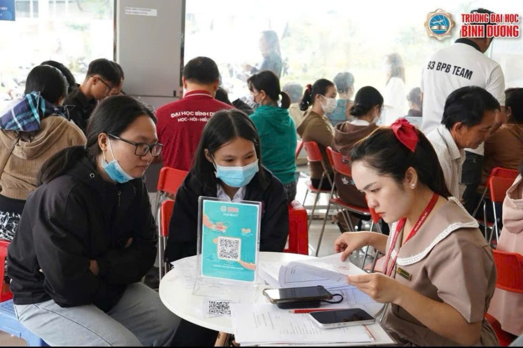 me dat con den truong lam thu tuc nhap hoc tu 4 gio sang 3