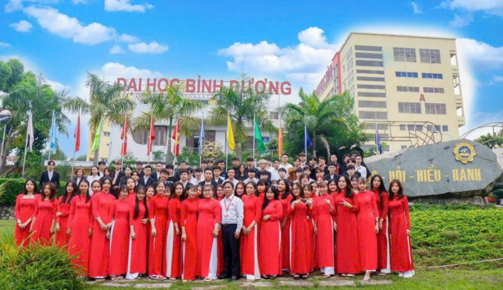 Mẹ dắt tay đến trường – Hành trình tuổi 18 bắt đầu từ những bước chân yêu thương